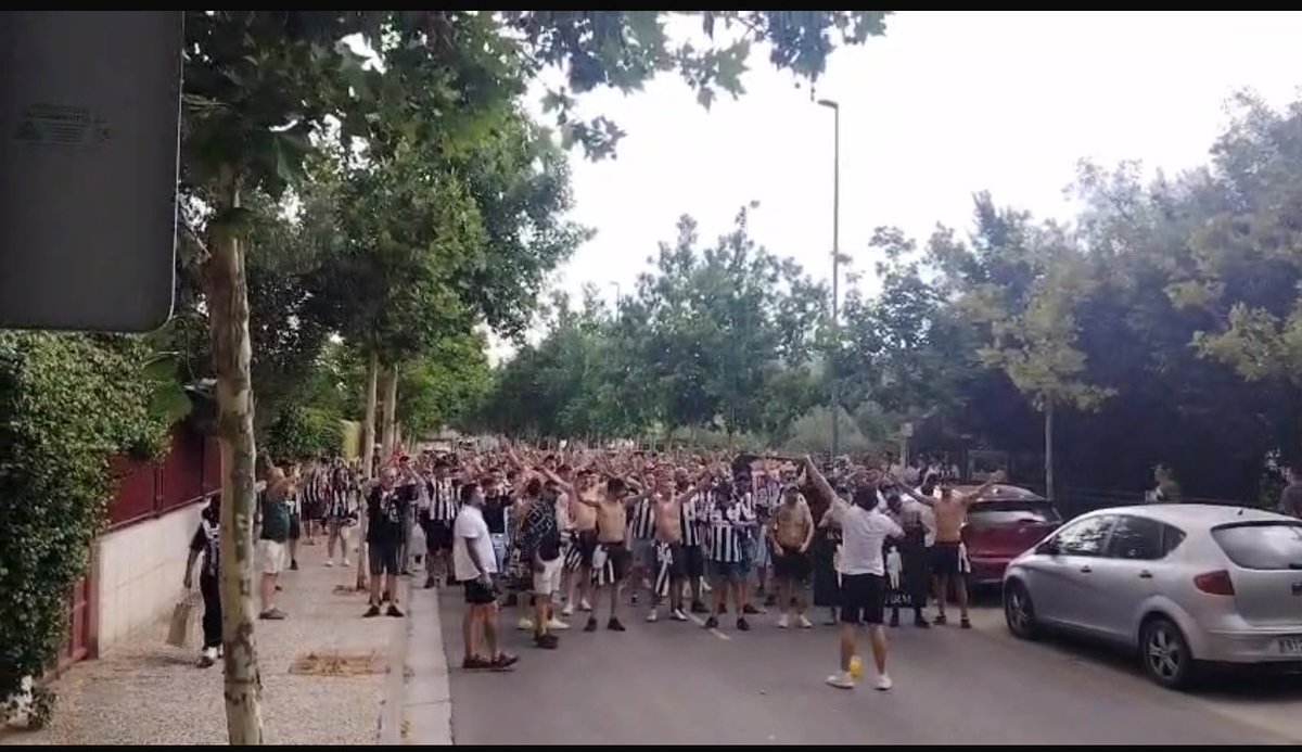 andresbadajozzz's tweet photo. Después de mucho sufrimiento y desgracias conseguimos el ansiado ascenso… aún no emos vuelto del todo pero nos van a ver volver más pronto que tarde.. gracias a los de siempre por no soltarme la mano jamás y sobre todo a la plantilla cuerpo técnico. #BERMUUNODINOI https://t.co/6CBe33Jxd2