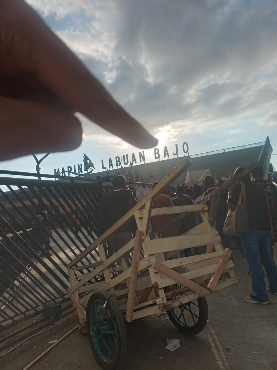 Ulmi_ar's tweet photo. Ulmi sebelum mengenal LOVE adalah seorang perempuan bugis yang tangguh yang berani yang backpacker bawa ransel keliling Nusantara yang telah menaklukkan laut TIMUR DUNIA. https://t.co/XbeUGsTYyk