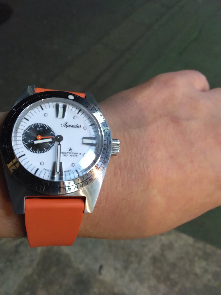 elni1999's tweet photo. お疲れ様でした🙋
🌃のアクアスター⌚✨
週中やっと平常運転に😌
週末、月末に向け体力、気力整えます😁
というわけで、カンパーイ🍻😆 https://t.co/muDWtp1QM1