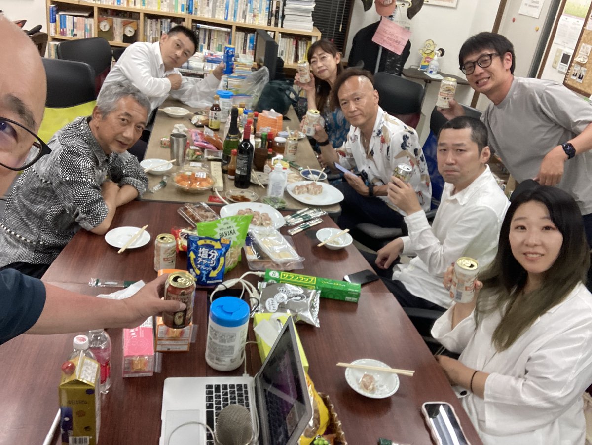 kanzan10to9's tweet photo. 【三宮一貫楼「たこ焼きしゅうまい」試食ジェリー】
あの豚まんを作って70数年の三宮一貫楼さんが、新製品「たこ焼きしゅうまい」を作りました。昨日はカフーツでその「たこ焼きしゅうまい」の試食会でした。
何度も言いますが、これは革命です。
もう、めちゃくちゃ、美味しい。
参加者も「食感はしゅうまいだけど、噛めば噛むほどタコが活きてて美味しい。それと中も普通のシュウマイとは違ってて、紅生姜が効いてる。」と、大好評でした。
ありとあらゆる調味料を持ち寄っての味変も旨味をぐっと上げるとともに、新しい発見があったりで楽しかった。
発売は、いよいよ7月。追ってまた告知があると思います。
お楽しみに！
https://t.co/5wqATIl3qb