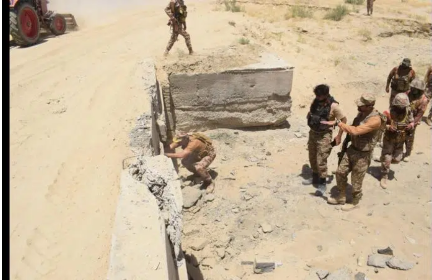 baloch_pow's tweet photo. A large number of armed men established checkpoints across parts of Zhob, #Kharan,Noruz,Qalat,Zaroozi, and #Sarawan.Pak forces suffered casualties, with 2 personnel reportedly killed,while 2 bridges on Kharan–Karachi main road were allegedly destroyed with explosives.#Balochistan https://t.co/Fxs7oNxqli