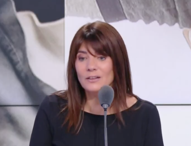 LeDecrassage_'s tweet photo. Estelle Denis : "Je suis d'accord avec France Pierron, le père ne sert à rien à l'accouchement. Moi, mon ex, il n'était pas là pour la naissance de nos enfants et c'était très bien comme ça. Déjà qu'il n'était pas là pour la conception..." https://t.co/Nu58xoxaIg
