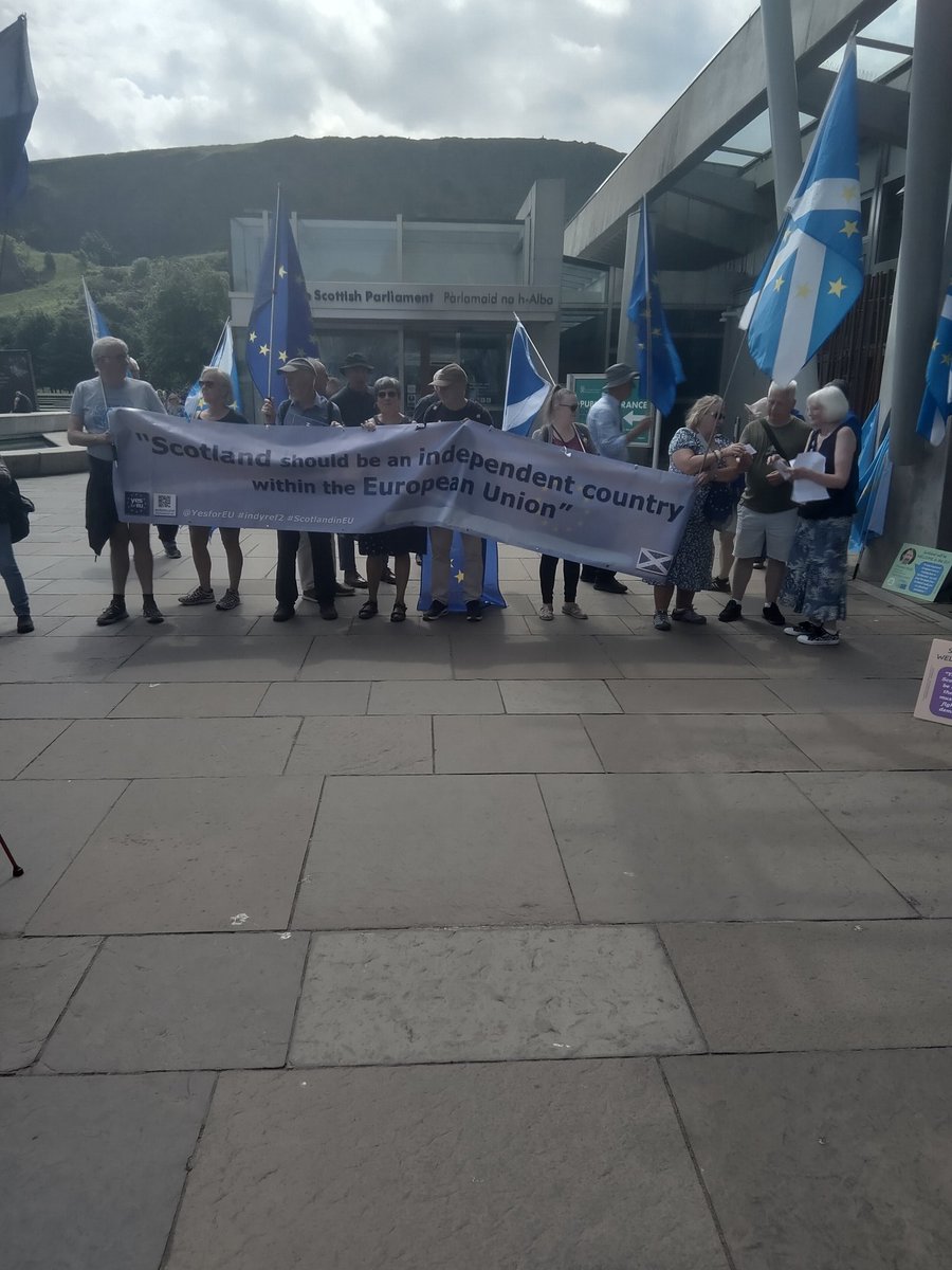davidhood's tweet photo. Pro EU and Scottish independence at the Scottish Parliament, ahead of the cross party meeting to discuss closer ties between Scotland and the EU (which we voted to stay in, but pulled out illegally) https://t.co/Th5So1PluE