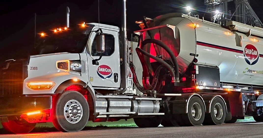 Bwags94's tweet photo. Happy #TruckTuesday everyone! Even with the day light hours getting longer and longer, thanks to our well lit π₯ feed trailers our drivers can keep the livestock feed moving across the province
@TrouwNutr_CA π¨π¦ #feedingthefuture
@WalingaInc #onelegendarytrailer https://t.co/BD9SYgD7eL