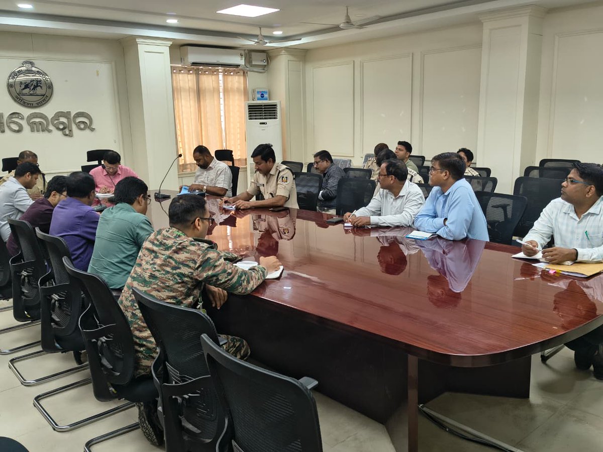 DBalasore's tweet photo. The dist level coastal security meeting was held under the Chairmanship of the @dbalasore to monitor and manage various issues related to coastal security.The @SPBalasore,@blswldivision, fisheries officer, representatives of DRDO and intelligence officials attended the meeting https://t.co/1HGnNsZGkR