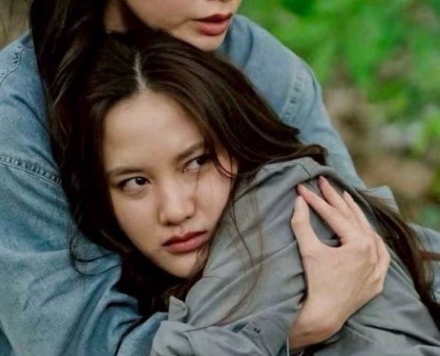 FunXR_LoL's tweet photo. Why does this looks like Freen was ranting about someone annoying her and Becbec is comforting her. 😅😂
She’s a baby 🤏😭

#FreenBecky‌  #เสน่หาวาโย 
#4Elements #บ้านวาทินวณิช https://t.co/7gnzZFaqFg