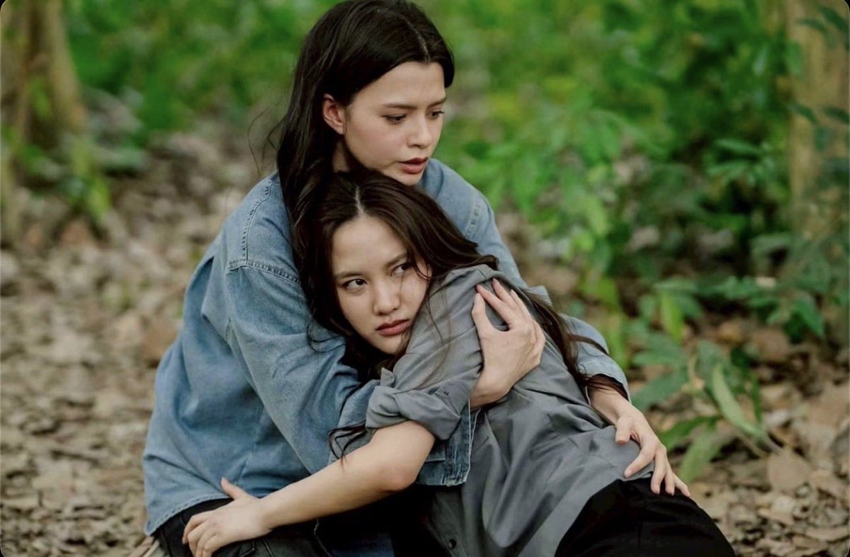 FunXR_LoL's tweet photo. Why does this looks like Freen was ranting about someone annoying her and Becbec is comforting her. 😅😂
She’s a baby 🤏😭

#FreenBecky‌  #เสน่หาวาโย 
#4Elements #บ้านวาทินวณิช https://t.co/7gnzZFaqFg