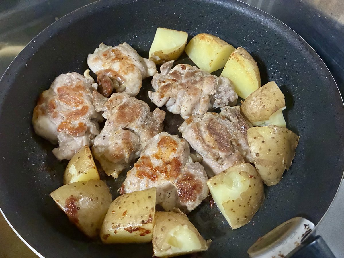 Yoshi_Aichi's tweet photo. しそ（大葉）🍃をたくさんいただいてたのを忘れてた😅ので
🥜🧄🫒ジェノベーゼソース風にして、チキンソテーほかにかけてみました😋
バジル🌿じゃなく大葉で作るジェノベーゼソースもなかなか美味しいです😋

#おうちごはん
#ジェノベーゼ 
#大葉 https://t.co/iCAgYpIvun
