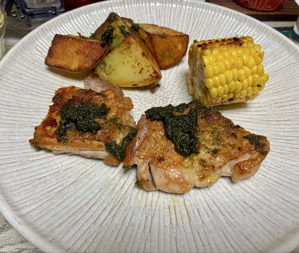 Yoshi_Aichi's tweet photo. しそ（大葉）🍃をたくさんいただいてたのを忘れてた😅ので
🥜🧄🫒ジェノベーゼソース風にして、チキンソテーほかにかけてみました😋
バジル🌿じゃなく大葉で作るジェノベーゼソースもなかなか美味しいです😋

#おうちごはん
#ジェノベーゼ 
#大葉 https://t.co/iCAgYpIvun