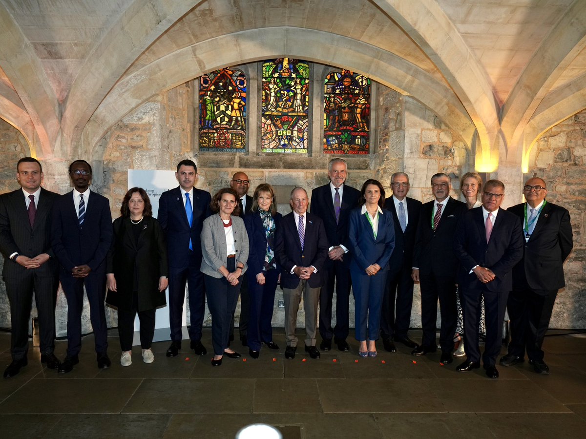 murat_kurum's tweet photo. Londra’daki temaslarımız kapsamında bir araya geldiğimiz Bloomberg Kurucusu Mike Bloomberg ile iş dünyasının iklim eylemindeki rolü, iklim finansmanı ve COP31 sürecinde özel sektörün daha güçlü katılımını ele aldık.

COP31’i, uygulama ve sonuç odaklı bir platform haline getirmekte kararlıyız.