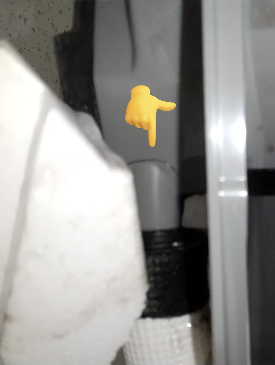 chirolgami's tweet photo. エアコンから水漏れ。
業者に来てもらうとお金いるから
とりあえず掃除目的で分解。
本職の友人にはホースの詰まりを指摘されるも、違うとおもったので観察。 
結果排水ホースジョイント付近のドレンパンにヒビが、、
5年間、排水ホースがドレンパンを押す形で固定されて劣化で亀裂入ったのかなぁ。 https://t.co/UIYh07Bqbi