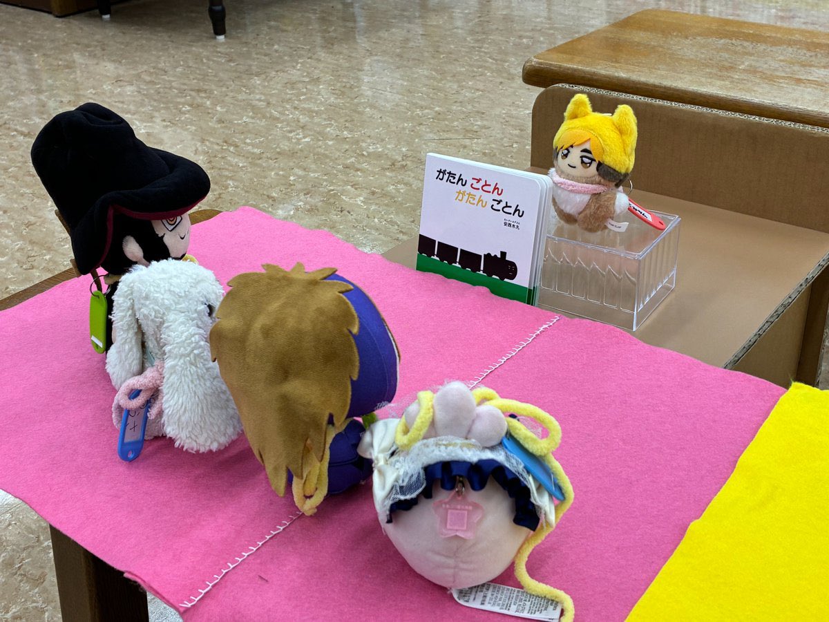josakabungei's tweet photo. 【やってみたいこと・読み聞かせ編】絵本選びもぬいぐるみさんにお任せしてみました。真剣に、ときには楽しそうに、物語を読み進めていきます。読む側も聞く側もみんな夢中になっていました✨️（体を乗り出して聞いている子もいました😊）️#ミッドナイトジュンクラブ #ぬいぐるみおとまり会 https://t.co/xZBj3faw80