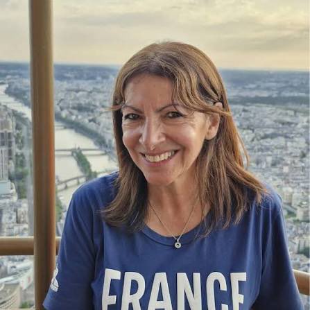 JJquiraque's tweet photo. Tout le monde parle des notes de frais. Le vrai sujet est dans le bilan comptable.

📉 La Chambre régionale des comptes d’Île-de-France a passé Paris au crible.

Verdict : la dette est montée de 4,18 milliards en 2014 à 9,3 milliards fin 2024.
Plus du double en deux mandats.
La ville ne finance plus ses investissements autrement qu’en empruntant.

🏛️ Sa capacité de désendettement dépasse 15 ans.
La loi fixe le seuil d’alerte à 12.
En clair : Paris met plus de temps à rembourser que ce que la règle juge prudent.

👥 Plus de 50 000 agents pour 2,2 millions d’habitants.
Environ un agent pour 40 habitants, contre un pour 107 à Londres.
La masse salariale est passée de 2,16 à 2,83 milliards entre 2021 et 2024, soit 31 % de hausse.
Et sur la même période, la ville perd près de 16 000 habitants par an.

📣 Pendant ce temps, le poste publicité, publications et relations publiques bondit de plus de 70 %.
On serre le contribuable, on déroule la com.

⚖️ La mairie conteste le rapport, assure que l’emprunt n’a servi qu’à investir, et renvoie la balle à un État qui ponctionne les collectivités.
Soit.
Mais la taxe foncière a bondi de 62 % en 2023, et les seuls intérêts de la dette tournent autour de 225 millions par an.
Cette addition, ce n’est pas la mairie qui la règle.
C’est celui qui travaille, qui possède, et qui reste.

Les notes de frais, c’est l’amuse-bouche.
La dette de 9 milliards, c’est l’addition du socialisme.

La seule dépense qui compte vraiment, c’est celle que vous n’avez pas votée et que vous paierez quand même. 

Alors on continue de fixer le détail, ou on regarde enfin la dette ?