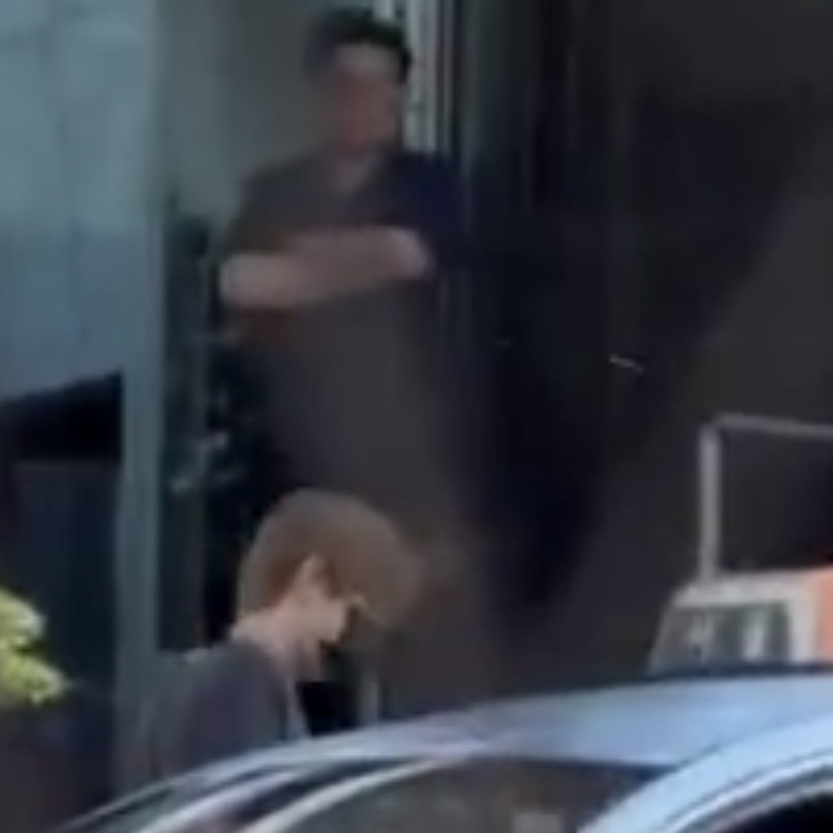 geonwooalpha's tweet photo. so in the video today it looks like geonwoo is taking a taxi,i was worried at first but if you look closely,a staff was right outside the wakeone building waiting to make sure he got in safely 😭 i already cursed wakeone first btw https://t.co/BkpKEoh9bZ