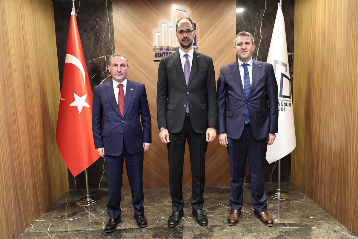 alitombastr's tweet photo. Çevre, Şehircilik ve İklim Değişikliği Bakanlığı Kentsel Dönüşüm Başkanımız Sayın Hakkı Alp’i, İlçe Başkanımız Sn. Ayhan Üşdi ile birlikte ziyaret ettik.

İlçemizde halihazırda devam eden kentsel dönüşüm çalışmalarımız ve geleceğe yönelik projeler üzerine verimli istişarelerde bulunduk. 

Değerli Başkanımıza nazik misafirperverlikleri için teşekkür ediyorum.