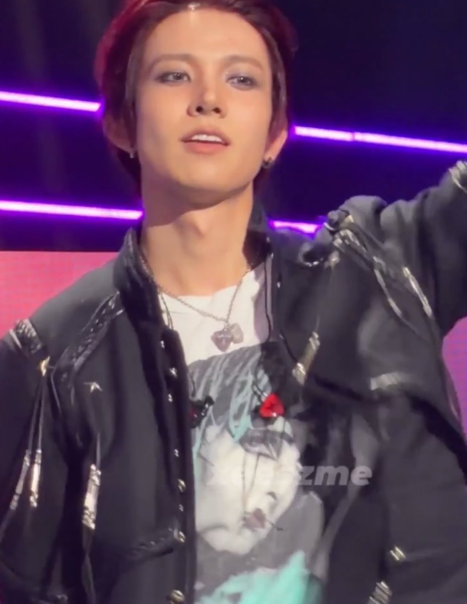 tylinqt's tweet photo. his in-ear monitors are still the same 🫳🏻 https://t.co/xzwozorMjC
