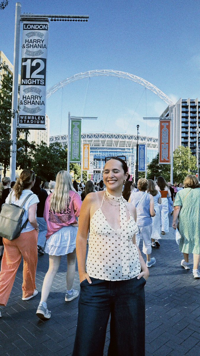 martareismatias's tweet photo. hi again @HSHQ ⭐️

formal application to be the photographer occasionally for tonight!! i’m from portugal and here for harry week.

going to be in square with my besties tonight who i met during love on tour and really want to capture our craziness vibes! https://t.co/uxSh61IEl2