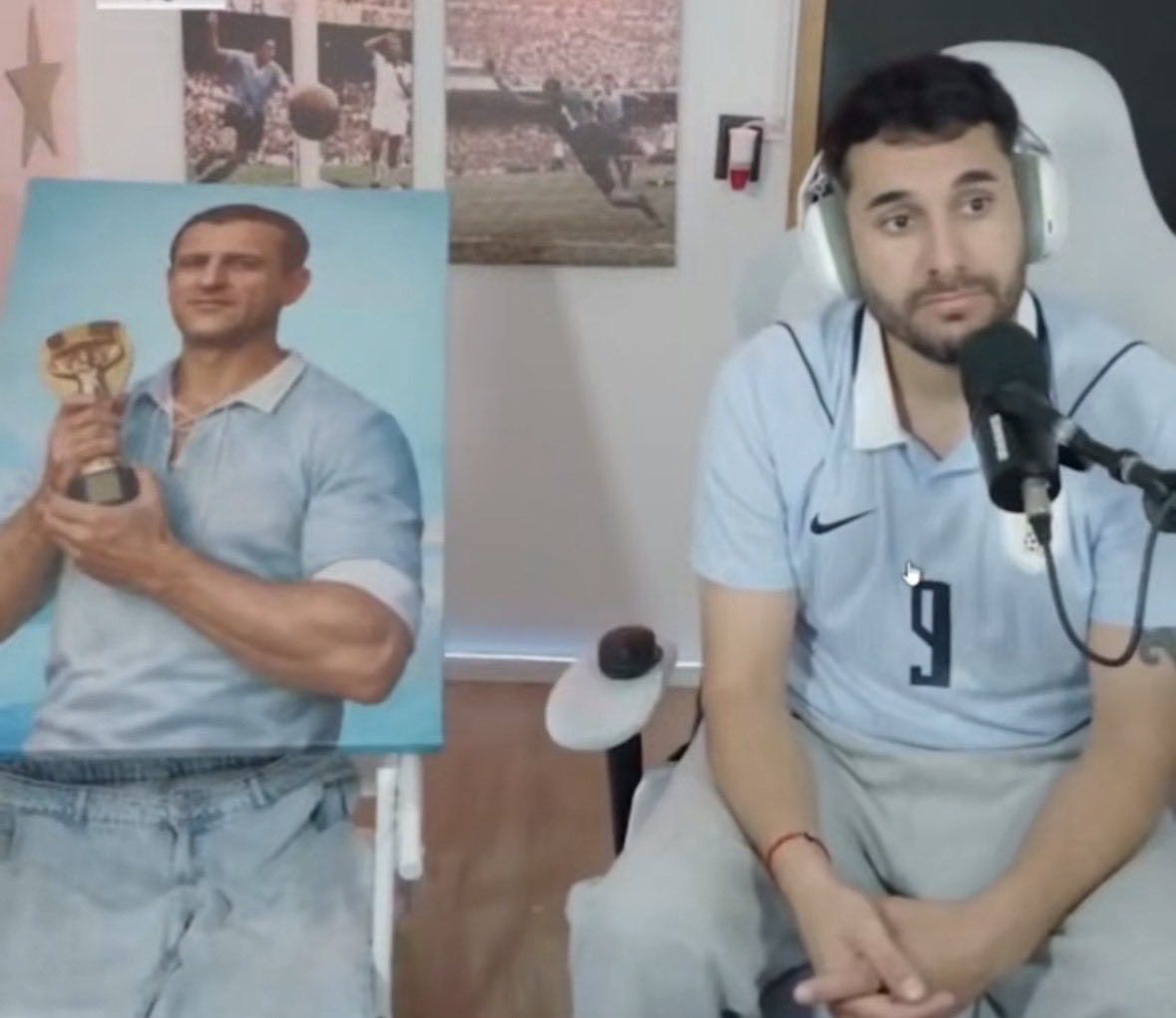 RebujitoDFutbol's tweet photo. Creo que está claro que seas del Madrid o del Barça, todos los españoles odiamos a Uruguay por culpa de una persona, no? https://t.co/gIJnIG3xNE