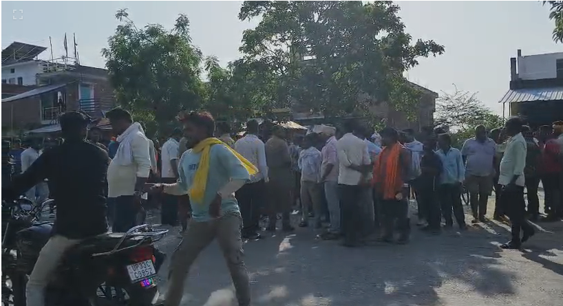 bstvlive's tweet photo. रायबरेली

➡️सड़क हादसे में 2 लोगों की मौत
➡️सड़क हादसे में पिता-पुत्र की मौत
➡️ट्रक ने बाइक सवार को कुचला
➡️ट्रक के पहिये के बीच फंसा बेटा
➡️कई किलोमीटर दूर तक घसीटा
➡️शिवगढ़ थाना क्षेत्र की घटना

#Raebareli #RoadAccident #FatherSon @raebarelipolice @Uppolice https://t.co/MUc5bcpkLV