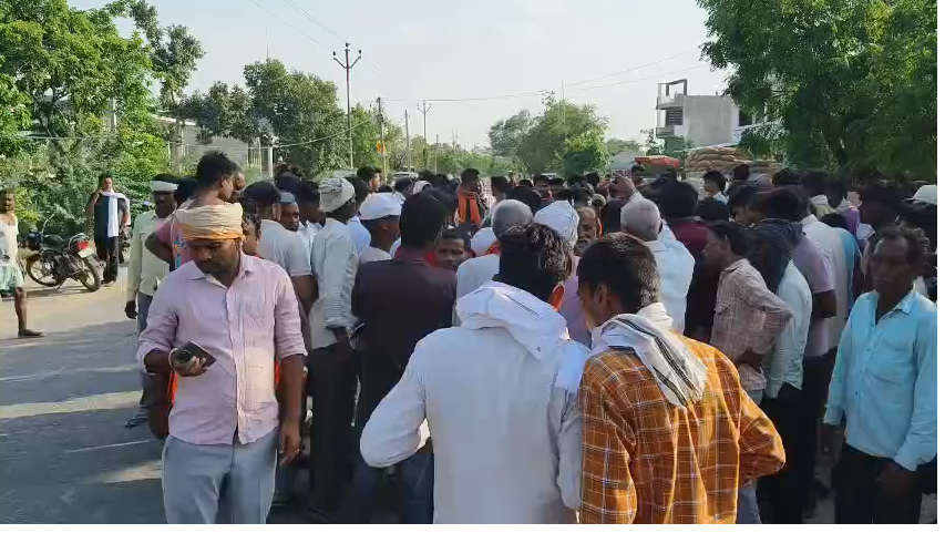 bstvlive's tweet photo. रायबरेली

➡️सड़क हादसे में 2 लोगों की मौत
➡️सड़क हादसे में पिता-पुत्र की मौत
➡️ट्रक ने बाइक सवार को कुचला
➡️ट्रक के पहिये के बीच फंसा बेटा
➡️कई किलोमीटर दूर तक घसीटा
➡️शिवगढ़ थाना क्षेत्र की घटना

#Raebareli #RoadAccident #FatherSon @raebarelipolice @Uppolice https://t.co/MUc5bcpkLV