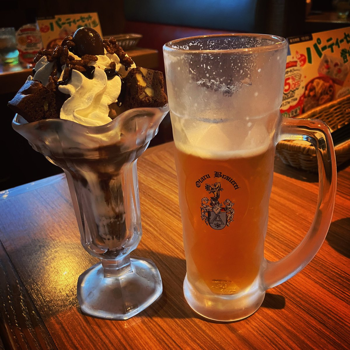 aramelody's tweet photo. あたしくらいになるとビールのつまみにパフェですよ、逆に。 https://t.co/OBePSiYGqL