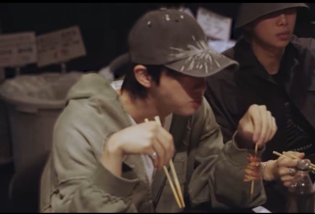 koremoonrj's tweet photo. big fan of namjin eating together side by side https://t.co/FpHY8f9HG6