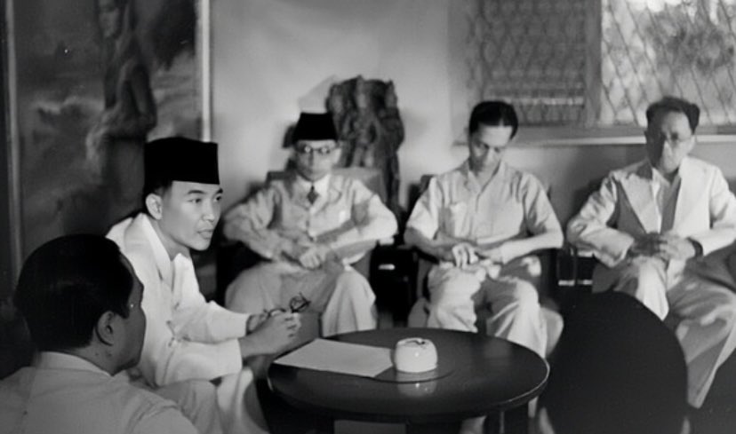 greataxe66's tweet photo. FAKTA SEJARAH
1. Soekarno terlalu suci di buku sejarah.
2. Soekarno the real NPD final boss.
3. Soekarno dan Bung Tomo pernah konflik sampai banting piring karena Soekarno mau menikahi istri orang yaitu Hartini.
4. Tahu Pulau Run? Pulau dekat Banda Neira. Nah, Inggris pernah menduduki pulau itu dan akhirnya ditukar oleh Belanda dengan Pulau di Amerika Utara. Pulau sekarang disebut Manhattan.
5. Plot Twist, Timor Leste tidak memisahkan diri dari Indonesia tetapi mereka memperjuangkan kemerdekaannya karena dijajah oleh Indonesia sendiri.
6. Indonesia bukan dijajah 350 tahun, yang 350 tahun adalah masa Belanda berdagang di wilayah Nusantara.
7. Nyi Roro Kidul itu orang Batak, Sumatera Utara lebih tepatnya.
8. Zaman dulu wajah anak perempuan dipakaikan tepung dengan tebal agar terlihat seperti bedak, sehingga tidak dilirik company, akhirnya itu jadi kebiasaan masyarakat khususnya anak kecil sampai sekarang.
9. Kerja rodi sebenarnya tidak sejahat itu, mereka dibayar tapi tidak sampai ke tangan rakyat, yang jahat adalah sistem pemerintahan dan orang-orang yang berkuasa lah yang sangat buruk.
10. Soekarno adalah the mandor of romusha.
11. Tan Malaka lebih pantas disebut Bapak Republik Indonesia.
12. Fatmawati dibenci oleh sebagian orang Bengkulu karena mengambil Soekarno dari Inggit Garnasih. Ini karena Fatmawati bersikeras mau menikah dengan Soekarno demi pansos walaupun sudah dinasihatin Hatta agar tidak dekat-dekat. Ini tidak ada di Buku Sejarah, ini real cerita orang asli Bengkulu diceritakan turun menurun.
13. Depok itu singkatan dari bahasa Belanda, De Eerste Protestantse Organisatie van Kristenen, yang berarti Organisasi Kristen Protestan Pertama.
14. Lagu nenek moyangku seorang pelaut itu real. Zaman dulu Indonesia kekuatan maritimnya ditakuti seluruh dunia. Ratu Kalinyamat dari Jepara punya kapal Jung Jawa dengan ukuran sebesar 350 m.
15. Buku sejarah banyak yang tidak logis dan kejanggalan kalau kita bijak membaca.
Faktanya sejarah itu bukan hitam putih tapi abu-abu. Sejarah yang ditulis di buku sejarah; ditulis oleh pemenang, penguasa yang kental dengan politik, pemerintah atau yang memiliki kekuatan finasial kuat. Padahal, akuratnya kita bisa belajar sejarah sosial dan publik secara langsung dari orang-orang tua kalah perang atau orang-orang terpinggirkan