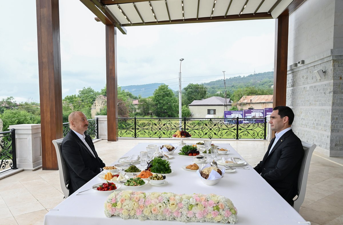 reportaznews's tweet photo. President of the Republic of Azerbaijan Ilham Aliyev and President of Turkmenistan Serdar Berdimuhamedov had lunch together in Shusha on June 23, according to Report.
#report #reportaz #reportnewsaz #news #breakingnews #president #ilhamaliyev #serdarberdumuhamedov #shusha https://t.co/pJjvJBpt5O