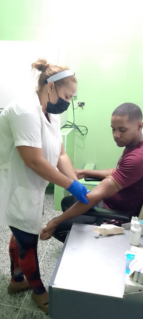 APUBrigadaMedic's tweet photo. En el CDI José Natalio Estrada, se realizó una jornada de extracción de sangre a los colaboradores de la salud. Bajo la experticia de la Lic. Laritza Viltres Verdecia, se ejecutan estos procederes para el monitoreo preventivo del personal
#CubaPorLaVida
#CubaCoopera https://t.co/ZpV5fJrtIF