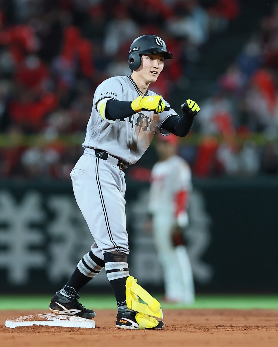 sanspo_giants's tweet photo. 【🔥#熱闘撮って出し📷】　

#浦田俊輔 選手、先制犠飛！二塁打！悔しさ胸に乗り込んだ広島で躍動（撮影・中井誠）

#巨人 #ジャイアンツ #giants #サンスポ https://t.co/cIB06LLJq1