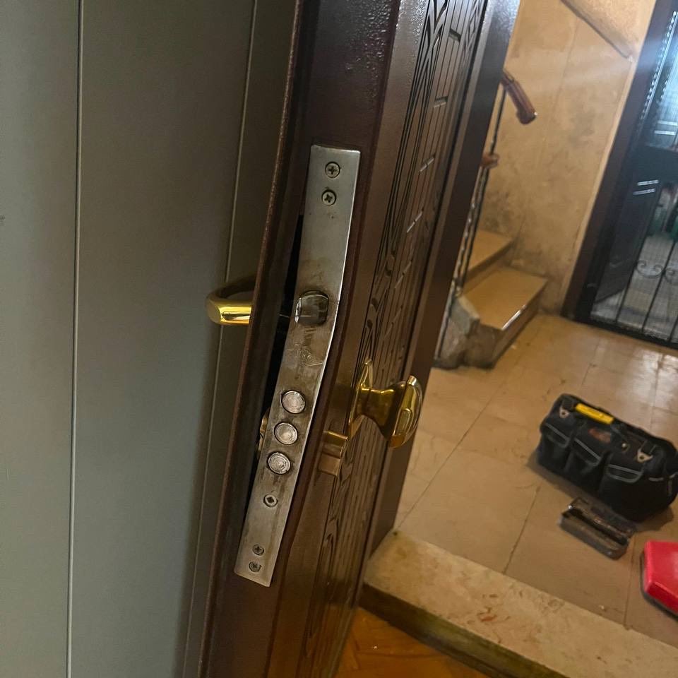 DGDernekleri103's tweet photo. Ankara Devrimci Gençlik Derneği binasına polisler tarafından kapısı kırılarak hukuksuzca girilmiş, dernek büromuz dağıtılmıştır. Bugün sabahtan itibaren toplam 9 arkadaşımız gözaltına alınmıştır. Bu adlı adınca haydutluktur. 

NATO’ya hizmet operasyonları gençliğin bağımsızlık mücadelesini sindirmeye yetmez.