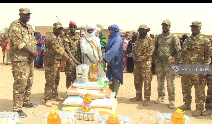 CurrentTre's tweet photo. #FAMas Standing Alongside the Populations of Anéfif Beyond their defense and territorial security missions, the FAMas continue their solidarity actions in favor of the populations. On Sunday, June 21, the Commander of Military Region No. 7 and of Operation DOUGOULOKO https://t.co/JsQBiRMopL