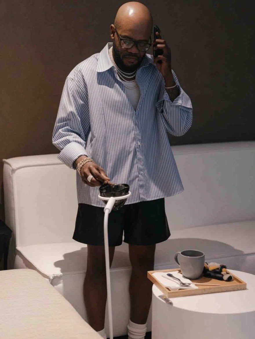 john322226's tweet photo. As Davido no agree send me my own 15 million naira, I don go back to dressing like wizkid. https://t.co/D9VFH6lCZx