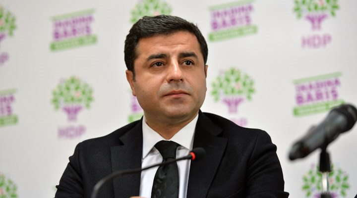 etkilihaberyeni's tweet photo. SON DAKİKA | Selahattin Demirtaş, Kemal Kılıçdaroğlu'nun görüşme talebini reddetti.

Kılıçdaroğlu, Demirtaş'ın dokunulmazlığının kaldırılmasına 'evet' oyu verdiği için pişman olmadığını söylemişti. https://t.co/JHrpifL7V8