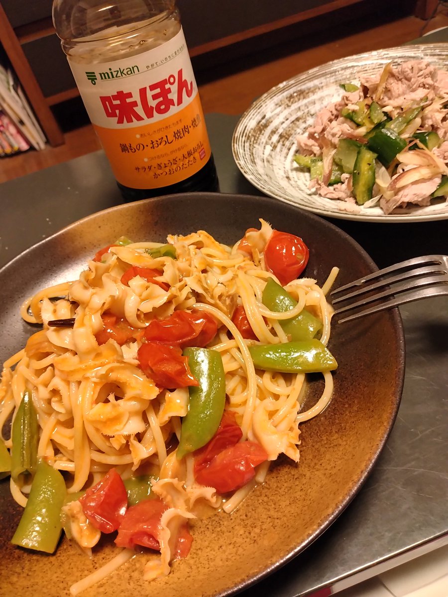 ghost09270's tweet photo. 晩ごはん
ホタテ貝紐、スナップエンドウ、ミニトマト、スパゲッティ
キュウリ、ミョウガ、豚冷しゃぶ乗せ冷奴
蒸し暑い〜。
#晩ごはん　#おうちごはん　#スパゲッティ　#和洋折衷　#誰か晩ごはん作って https://t.co/l8qW0tVJbg