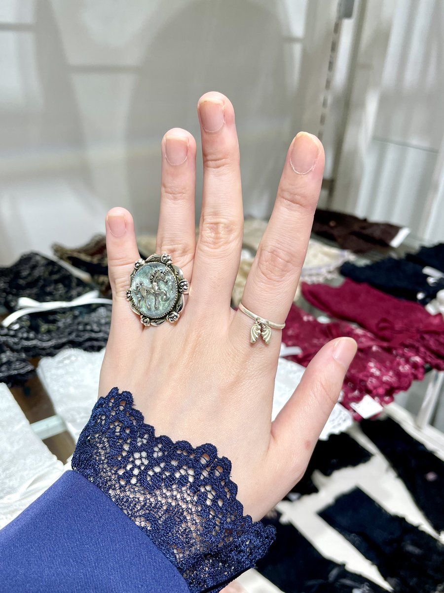 yuki_cocon2016's tweet photo. 本日の #デコパレ コーデ🎀
Atelier BOZ様のローランドジャケットお迎えしました✨
そちらに合わせて本日はクールなアクセサリーで纏めてみました☺️

髪飾りのリボン atelier一花
花刺繍入りモノトーンリボン リボンボックス様
歯車のブローチ F-Laboratory様
ペガサスのチャーム ichiya様 https://t.co/B99LJ2epHZ
