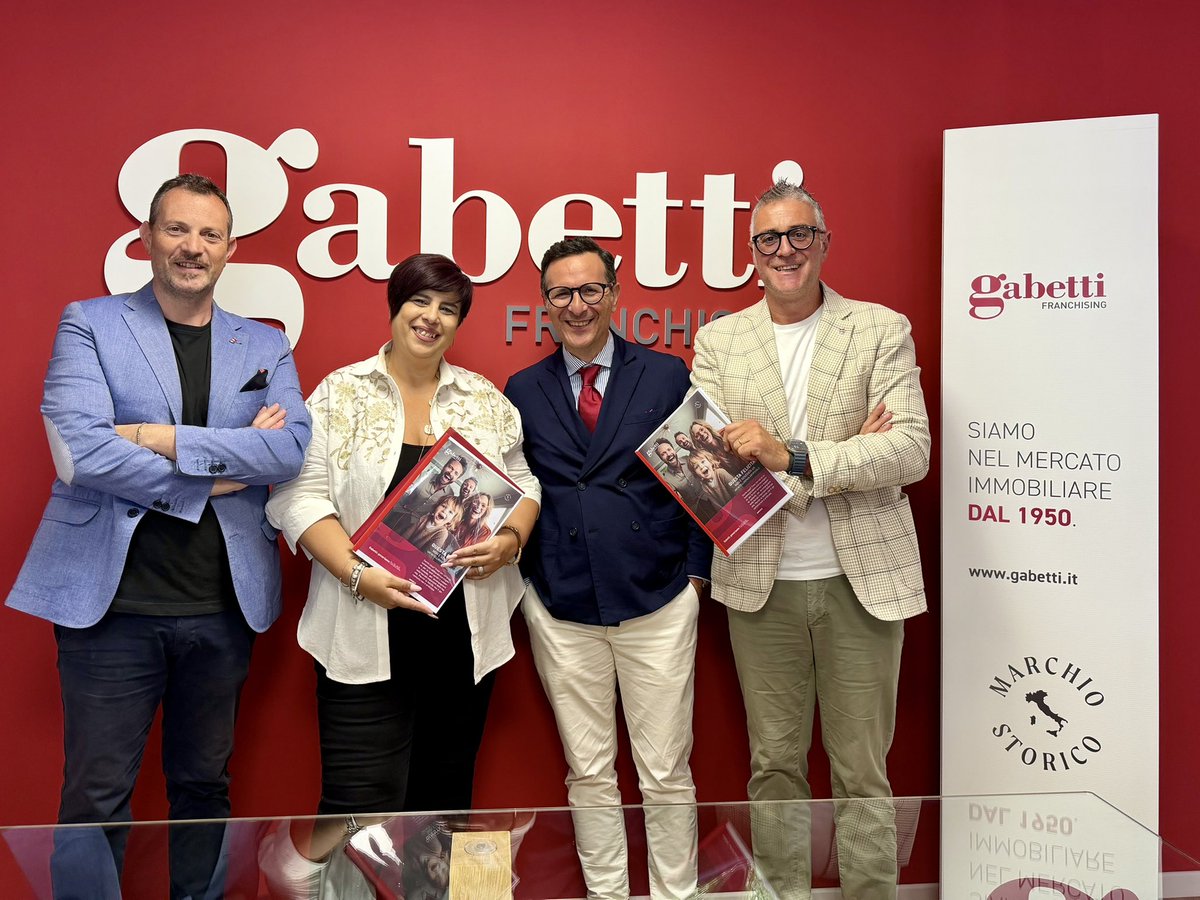 MarioChiavola's tweet photo. 🚀 Da Ragusa a Scicli: il progetto cresce, la visione prende forma.

Questa mattina abbiamo firmato ufficialmente il contratto con Gabetti Franchising per l’apertura della nuova agenzia Gabetti Scicli.

Un momento importante che abbiamo avuto il piacere di condividere con Daniele Barca, che ringraziamo per la vicinanza, il supporto e la fiducia dimostrata.

Dopo pochi mesi dall’apertura di Gabetti Ragusa Città, arriva un altro significativo passo nel percorso di crescita che stiamo costruendo sul territorio ibleo.

Crediamo in un modo diverso di fare immobiliare: più organizzato, più innovativo e sempre più vicino alle esigenze di chi desidera vendere o acquistare casa.

L’apertura di Gabetti Scicli rappresenta un nuovo punto di partenza e conferma la volontà di investire nel territorio con professionalità, competenza e una visione di lungo periodo.

Grazie a tutti i clienti che ogni giorno scelgono di affidarsi a noi e a tutte le persone che stanno contribuendo a rendere possibile questo progetto.

📍 Ragusa
📍 Scicli

Il progetto cresce. Il viaggio continua.

#Gabetti #GabettiScicli #GabettiRagusaCittà #VendereCasaScicli #VendereCasaRagusa