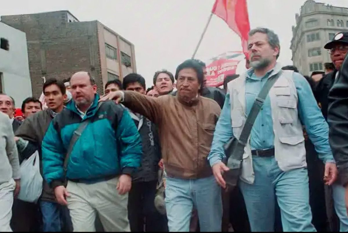 susana_bozzo's tweet photo. Apropósito de techito BRUCE, vamos a recordarle quien es el corrupto que estuvo de socio y compinche del ladrón Alejandro Toledo.
¿cuando investigan a Bruce?, acaso creen que Toledo, ¿robó solo? https://t.co/Qa4ZpHm9F6