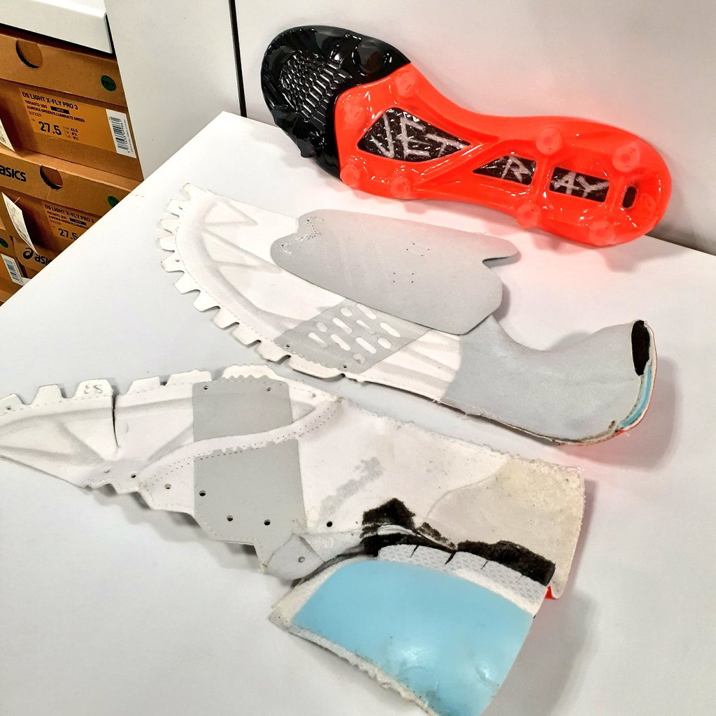 FutabaSw's tweet photo. 高橋が、今回の #JETRAY で
注目/楽しみにしていた、
この新しい足型。

足入れし、踵と合わせ
立上がり、歩いた瞬間。

あの『おっ…！』となる感覚。
皆様も、ご体感下さい👍

#サッカースパイク において、
"カカト"への干渉力は初速に
大きく影響を与える。

注目です。

#フタバサッカーワールド https://t.co/mWGKbVkiO1