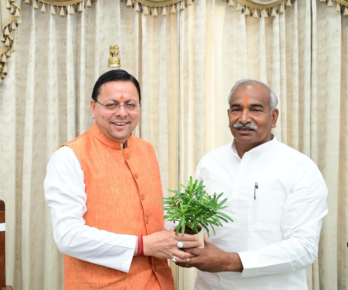 TheArvindPandey's tweet photo. 📍 देहरादून

आज देहरादून में माननीय मुख्यमंत्री श्री पुष्कर सिंह धामी (@pushkardhami) जी से शिष्टाचार भेंट की।

#Dehradun | #Uttarakhand https://t.co/NdOrcGHkmt