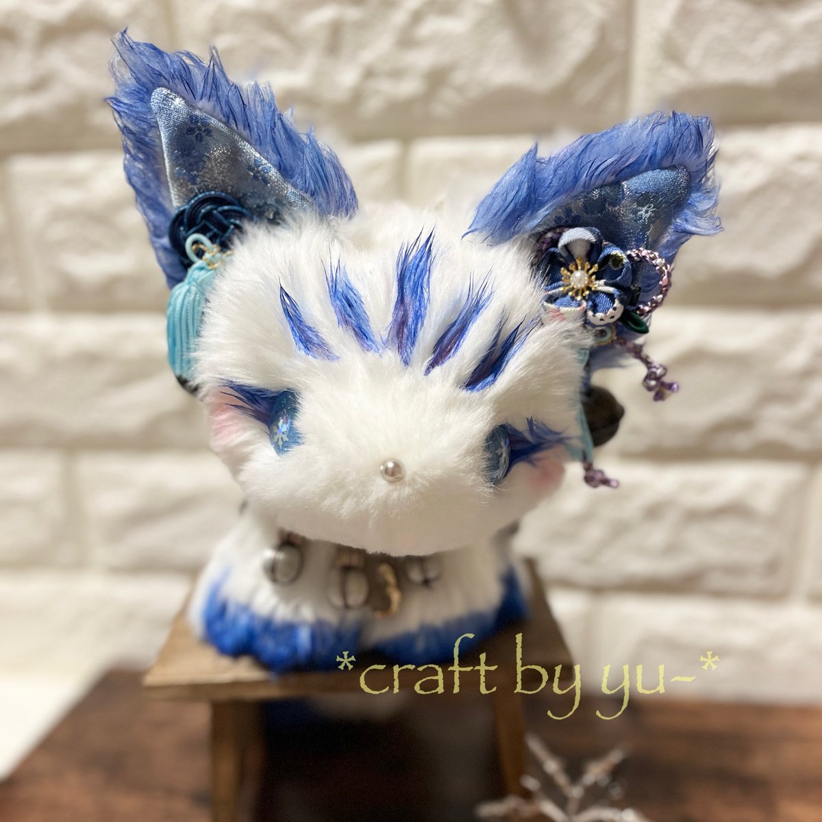 craft_by_yu's tweet photo. くたくた白狐•改　氷属性の子ができました！
毛先の青、結構濃いめにして
その中にピンクを混ぜたりして
みました😊
当初からの私の中の設定では、毛先の色の濃さは魔力の強さによって変わるというということ。この子は魔力強めなんです。きっと小さいのに強いんですね✨#氷属性　#白狐さん https://t.co/baxJTvak7Y
