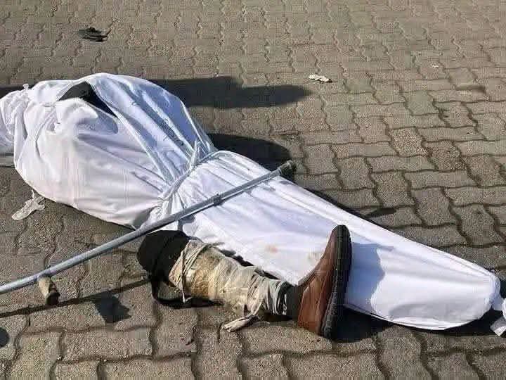 ayhanselmann's tweet photo. Burasi Gazze,
protez bacağını ve koltuk değneğini bırakarak şehit olan bir genc daha. 

#ÖzgürFilistinÖzgürGazze 
#GazzeyeSesOl 
#NehirdenDenizeÖzgürFilstin https://t.co/9b2lW4TT86