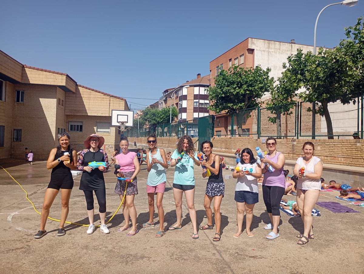 ceipPedrizas's tweet photo. Mañana calurosa de verano y final de curso
Los alumnos de infantil hemos disfrutado de una jornada fresquita de 💧💧💧💧💧
Las seños han venido preparadas tb 🔫🔫🔫🔫 https://t.co/Dkh7QiUuHM