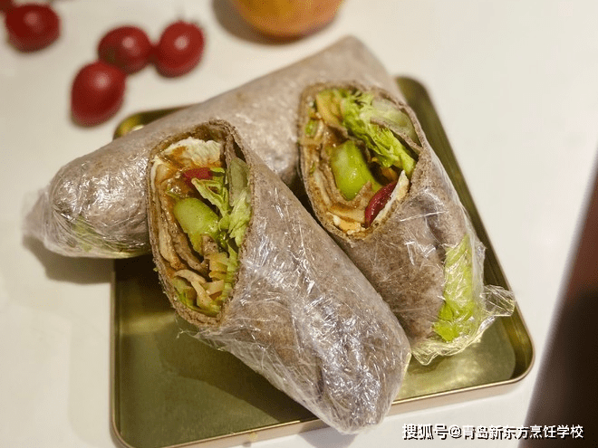 Imka080's tweet photo. [Quick lunch hack: Whole grain wrap stuffed with fresh spinach, sliced chicken, and a dollop of Greek yogurt. Tasty, filling, and ready in 5 mins! ] https://t.co/H0P8BNanpr