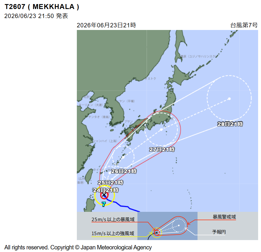 Yoshimi_80's tweet photo. 【　気象庁とJTWC　の台風7号と8号　】
週末の台風が気になるところです。気象庁から最新の台風情報21時50分にアップされました。
https://t.co/1qKAyUaqdg

今回の予報を難しくしてるのが後発の台風8号の存在。
8号の動きや周辺の気圧配置によって、7号の進路や速度にも影響が出そうなんですよね。
＝＝＝＝＝
この8号はこれから北上をはじめて26日には西風に乗って東に進むようです。27日には東海の南海上に抜けるので、7号も後追いで西風に乗るようなイメージです。暴風域なども考えたら日本列島が落ち着くの28日以降になるのかなぁと思ってます。
＝＝＝＝＝
つぎに米軍の日本海域の台風情報です。

https://t.co/AbcjGFLtfr

こちらは日本時間でいう朝9時にアップデートされます。朝9時という古いデータにはなりますが、こちらでも気象庁と大きくズレてはいないように思います。

＝＝＝＝＝
7号は8号の後追いになりますので、8号がいつ西風に乗るかが注目のように思います。