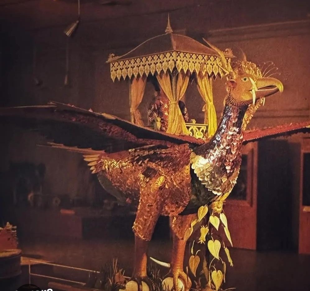 ed_razak's tweet photo. Hanya imaginasi idea prop Siti di konsert tradisional nanti - imagine Siti masuk stadium atas replika kereta Burung Petala berhias megah atau kereta bertema Perahu Kolek yang indah berwarna warni! https://t.co/HMseyLnlhf