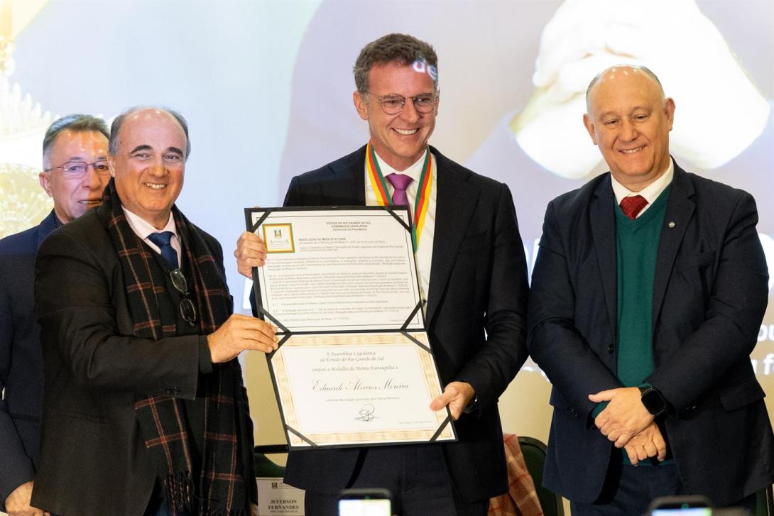 AssembleiaRS's tweet photo. #MéritoFarroupilhaALRS AL concede Medalha do Mérito Farroupilha ao economista Eduardo Moreira
https://t.co/D9njUMwo0k https://t.co/kTBKawfPhu