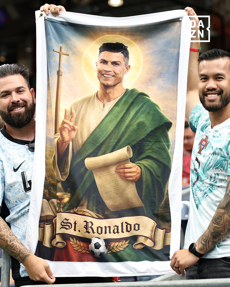 DAZNPortugal's tweet photo. Em Portugal, São João; no NRG Stadium, Saint Ronaldo 🇵🇹

#DAZNFIFAWC https://t.co/wWWXrnf2g3