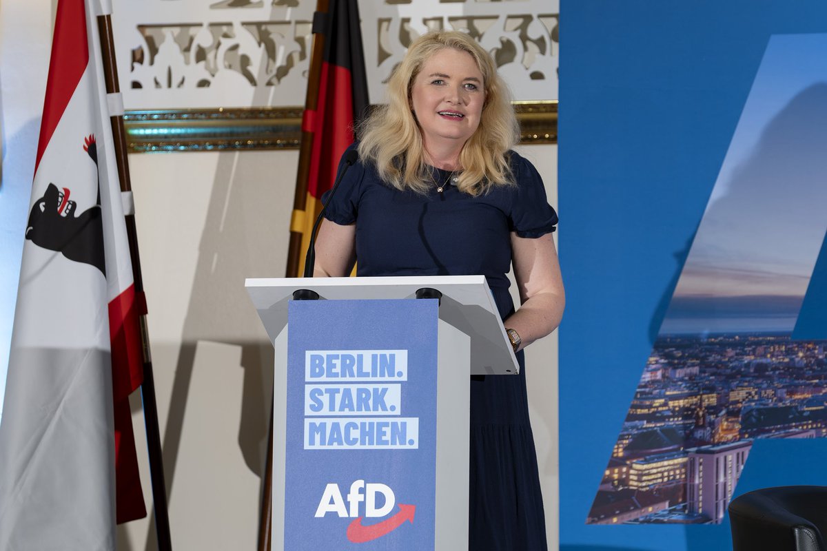 Kristin_Brinker's tweet photo. 🔥 Was für ein Abend! Unser Wahlkampfauftakt in Berlin! 🔥

Gestern Abend haben wir gemeinsam mit unserer zukünftigen Bundeskanzlerin Alice Weidel und 500 Gästen den Startschuss für den Wahlkampf gegeben!

Die Ansagen von Alice Weidel waren unmissverständlich. Wenn es um die innere Sicherheit geht, gilt: „Wir stecken die Leute in den Flieger und schicken sie nach Hause, denn sie haben hier nichts verloren!“ Gleichzeitig betonte sie, dass wir als AfD „für das gesamte Berlin“ da sind – auch für diejenigen, die uns vielleicht noch nicht wählen. Danke für das große Vertrauen und die klaren Worte, liebe Alice! 💙

Meine Botschaft an euch für unsere Stadt: Berlin wird leider unter der aktuellen Führung immer dysfunktionaler, immer schmutziger und immer unzuverlässiger. Es kann nicht sein, dass die Prioritäten so falsch gesetzt werden und der Staatsschutz nur zuschaut, wie linksradikale Täter wie die Vulkangruppe in der Hauptstadt wüten. Damit muss Schluss sein! Wir treten an, um das zu ändern. 

Wir sind bereit, wir sind geschlossen und wir holen uns UNSERE HAUPTSTADT zurück. Stärkste Kraft in Berlin, ab ins Rote Rathaus! 🏛

🗓 20. September: Berlin. Stark. Machen.
➡️ AfD wählen! 💙