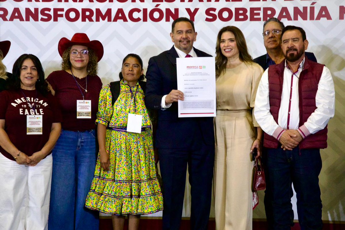 politicomx's tweet photo. 🔴📋 Cruz Pérez Cuéllar se registra oficialmente para ir por la gubernatura de Chihuahua 

El alcalde con licencia de Ciudad Juárez, @CruzPerzCuellar, acudió a formalizar su registro como aspirante a la Coordinación Estatal en Defensa de la Transformación. Con este movimiento, Pérez Cuéllar entra oficialmente a la contienda interna del partido de cara a las elecciones por la gubernatura del estado.